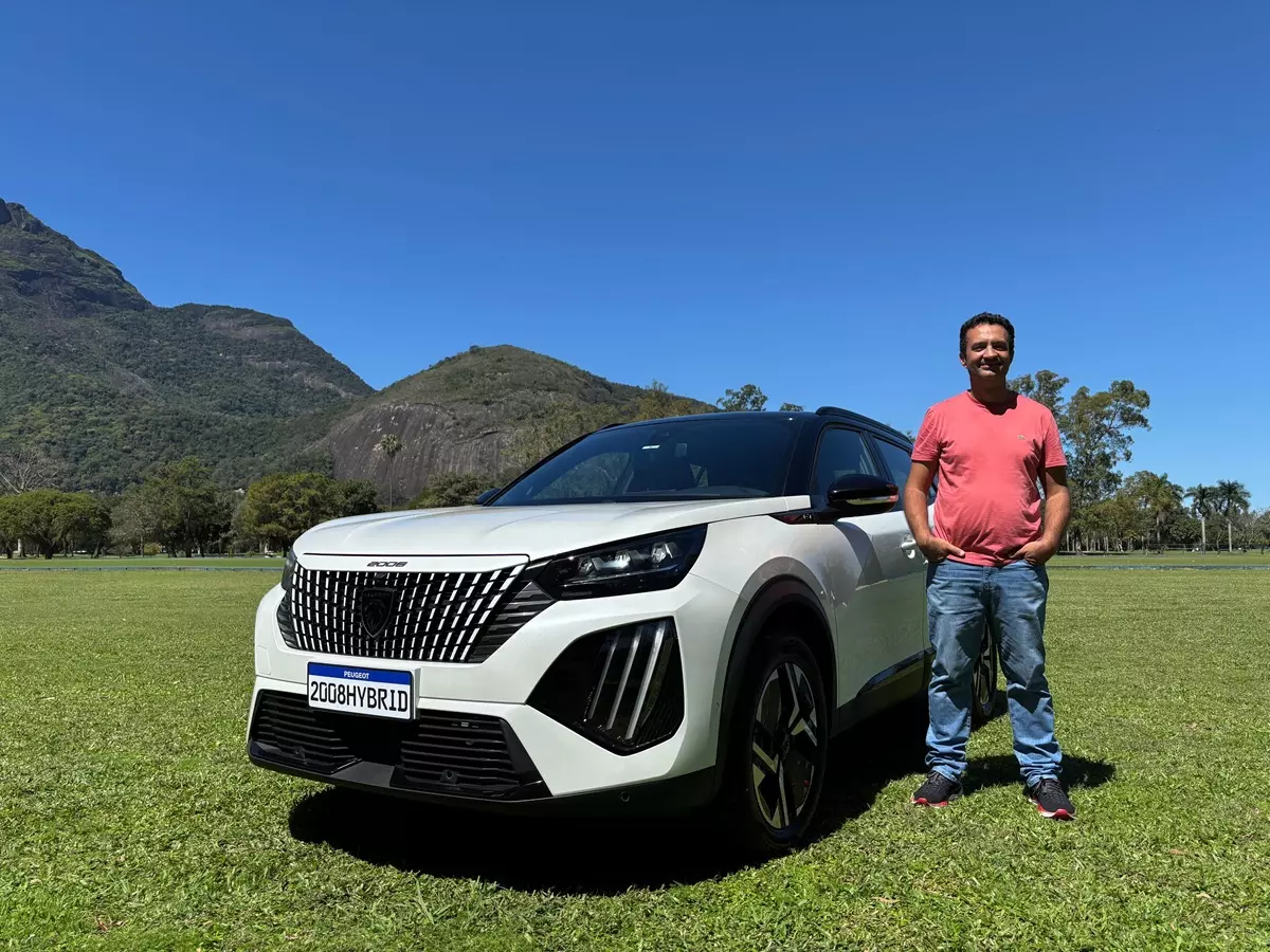 Peugeot 2008 GT Hybrid 2026 de frente na cor branca e Marlos Ney Vidal
