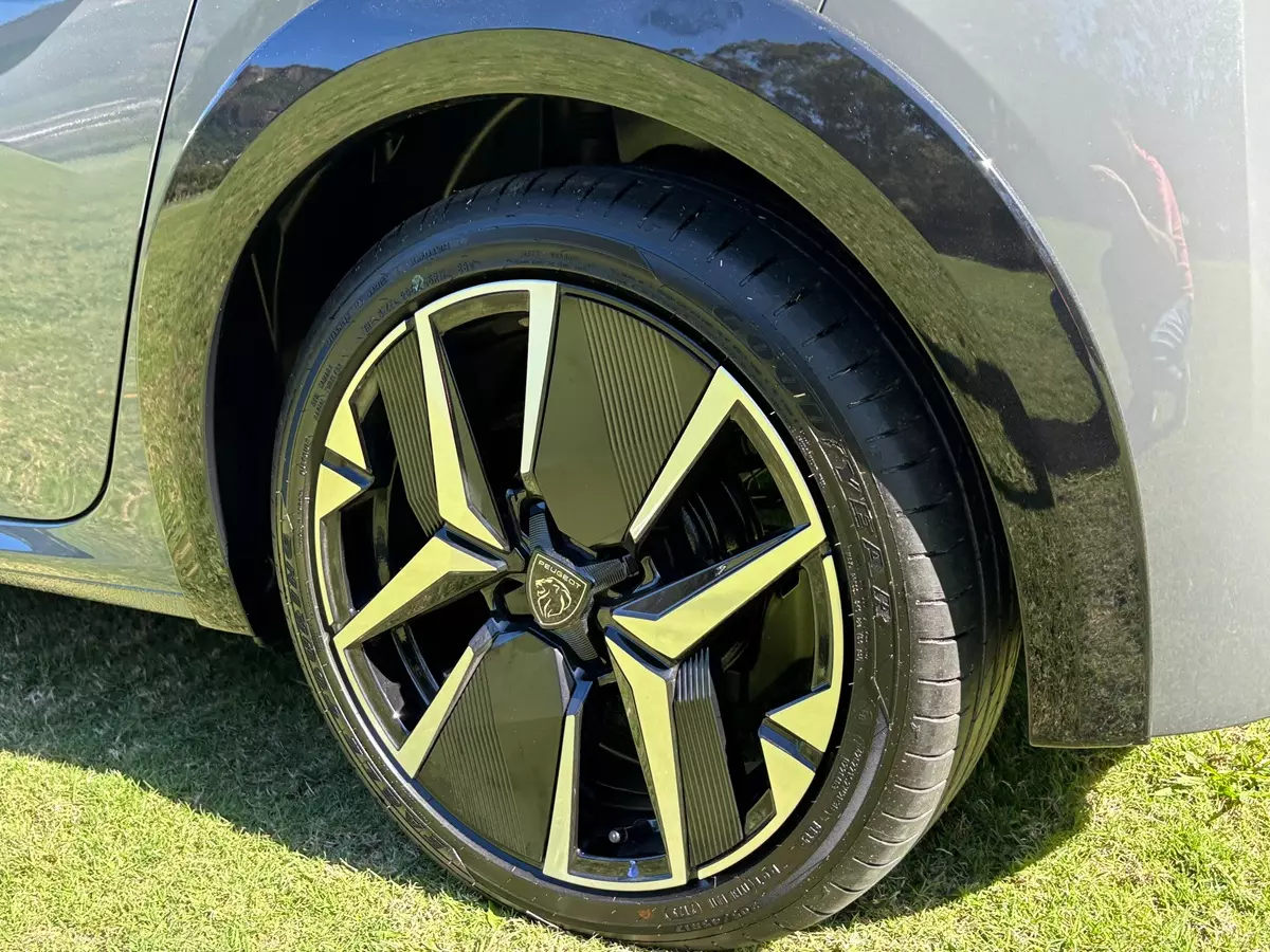 Novo Peugeot 208 GT Hybrid 2026
