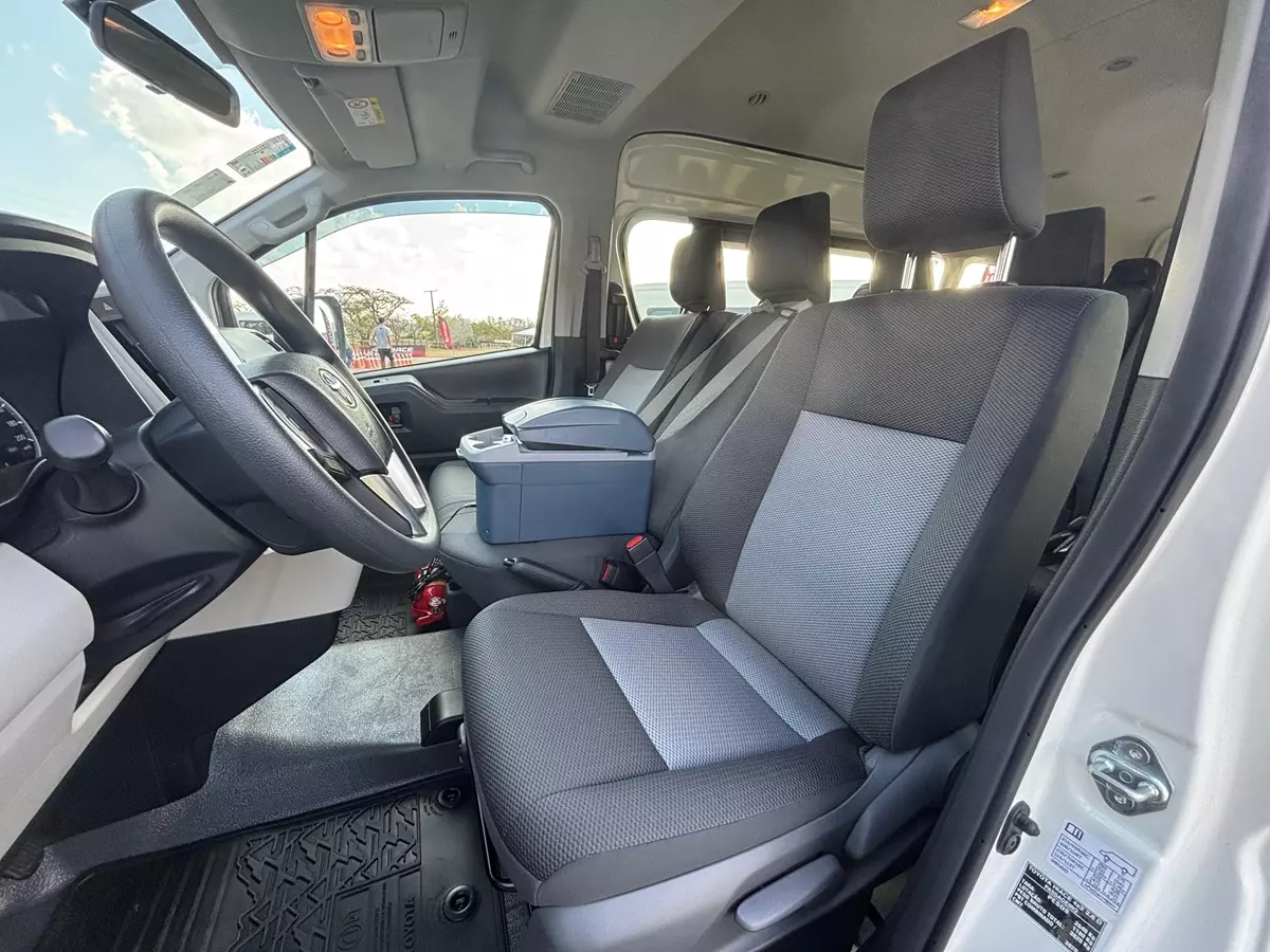 Toyota Hiace Minibus passageiros DX