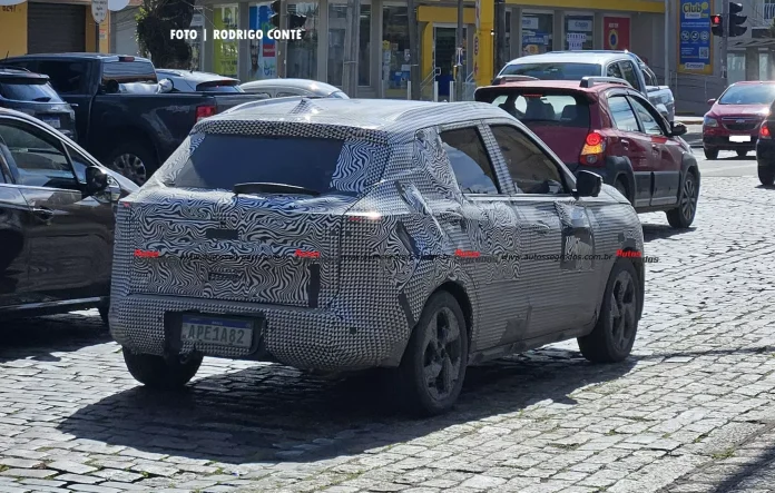 Flagra Nissan Kait é flagrado em Curitiba
