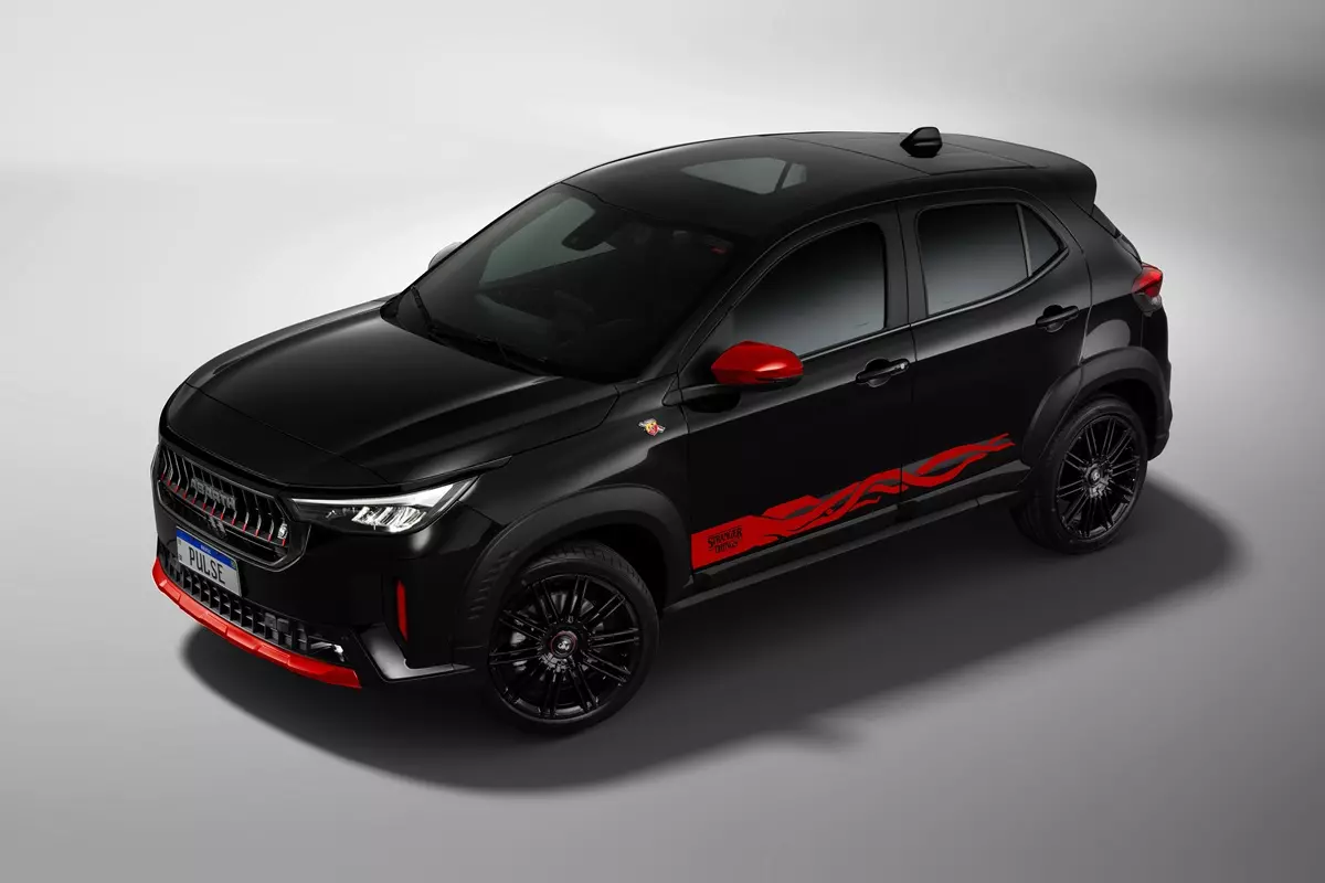 Fiat Abarth Stranger Things de frente na cor preta

