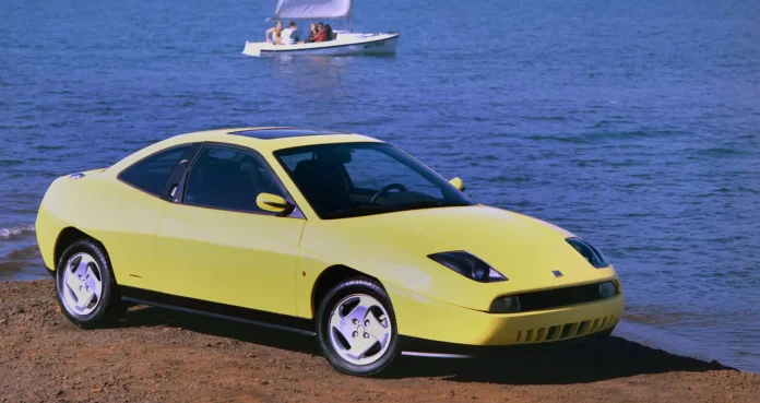 Fiat Coupé de frente na cor amarela