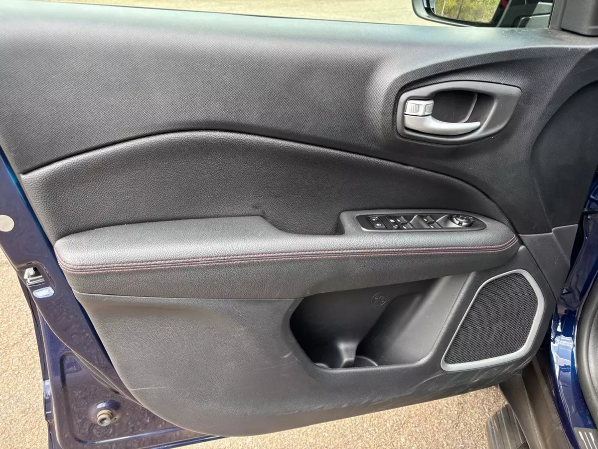 Forro de porta dianteiro esquerdo da Fiat Toro Ultra Turbo 270 AT6 2026