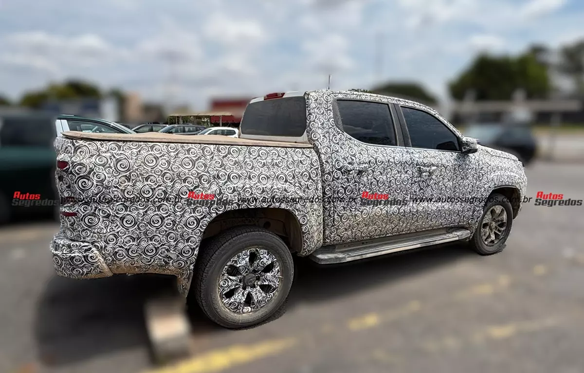 Flagra Ram Dakota Laramie 2027 de lado
