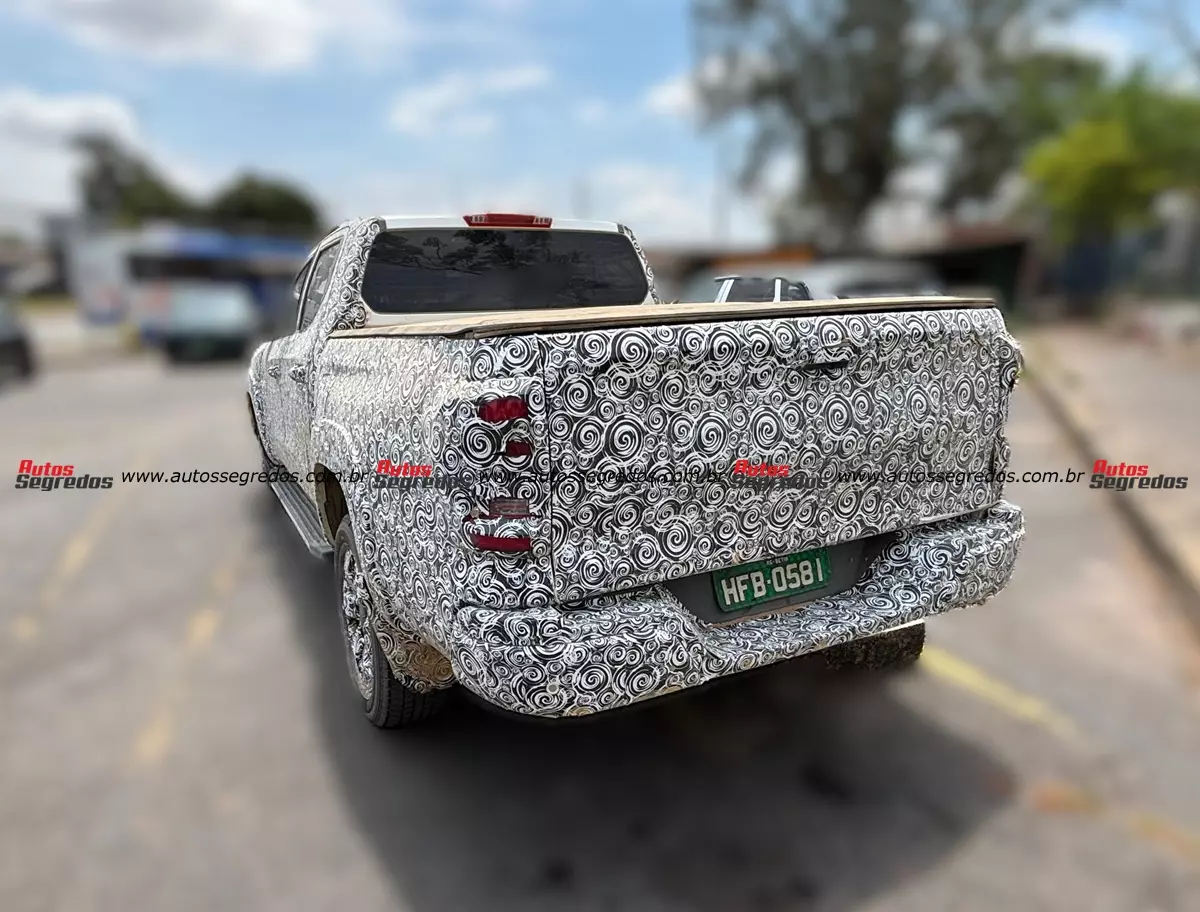 Flagra Ram Dakota Laramie 2027 de traseira
