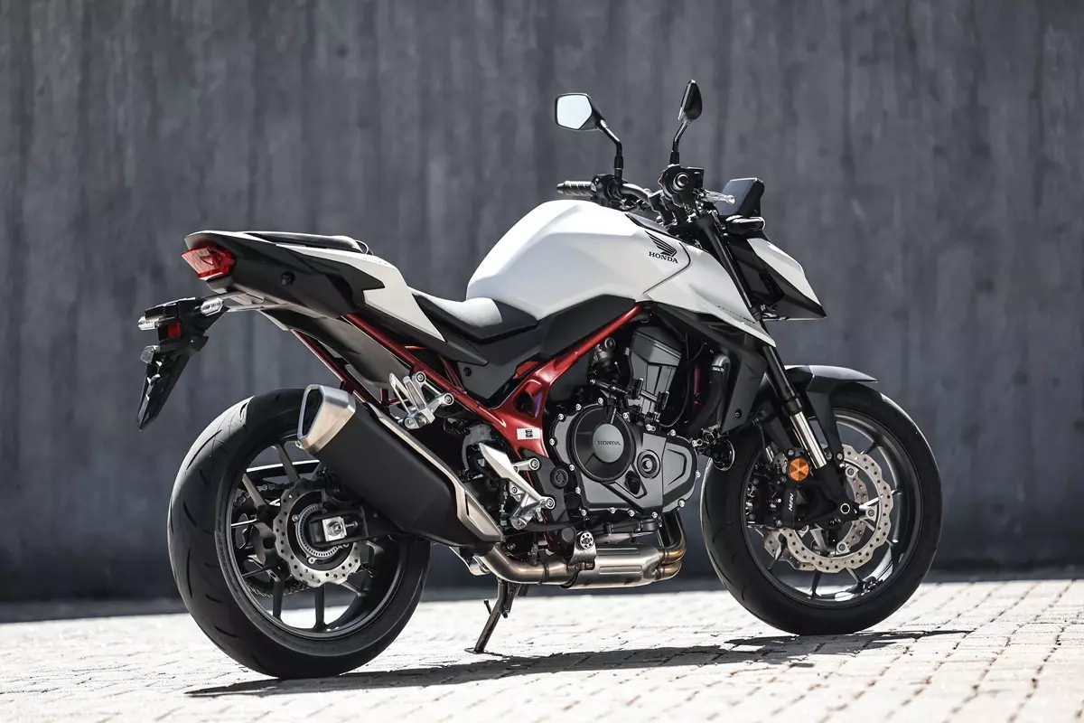 Nova Honda CB750 Hornet resgata o DNA esportivo com design agressivo e conforto