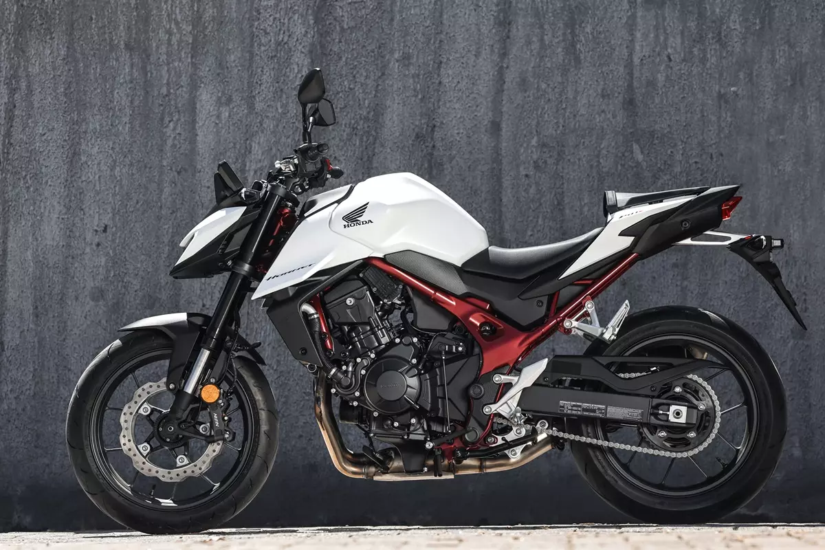 Nova Honda CB750 Hornet resgata o DNA esportivo com design agressivo e conforto
