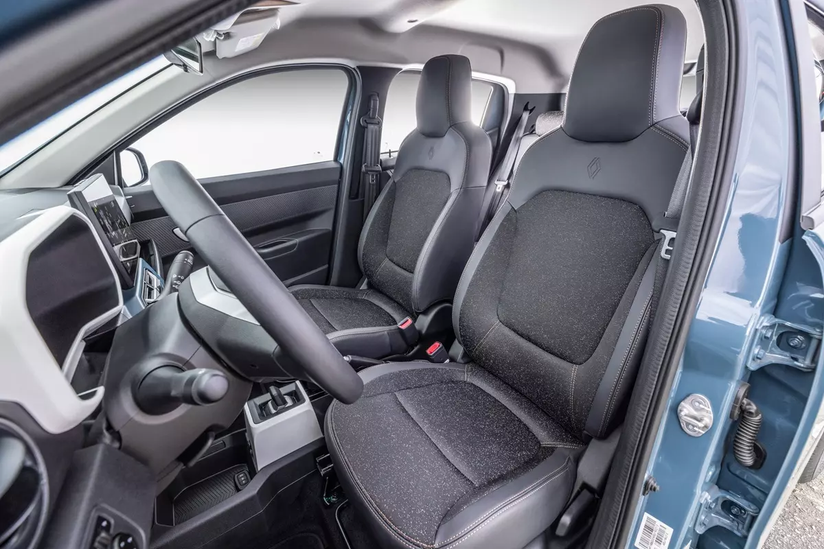 bancos dianteiros do Novo Renault Kwid E-Tech 2026
