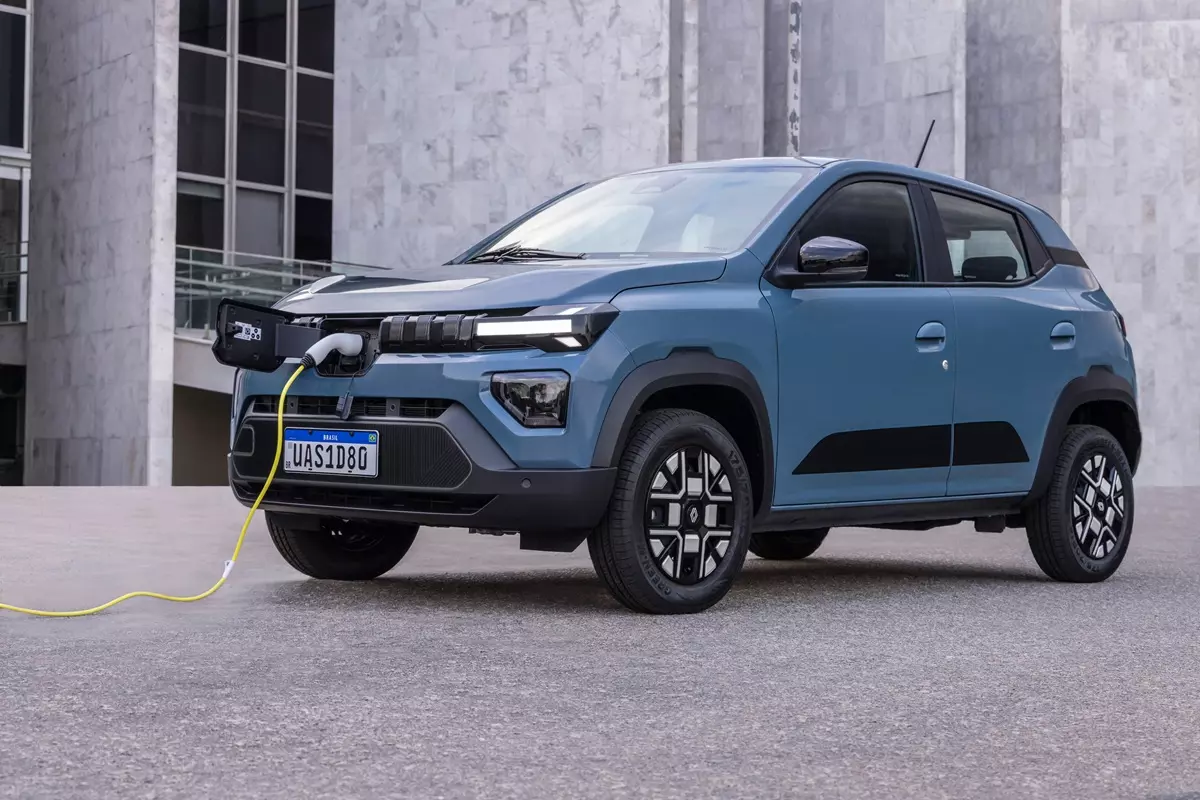 Novo Renault Kwid E-Tech 2026 de frente na cor azul
