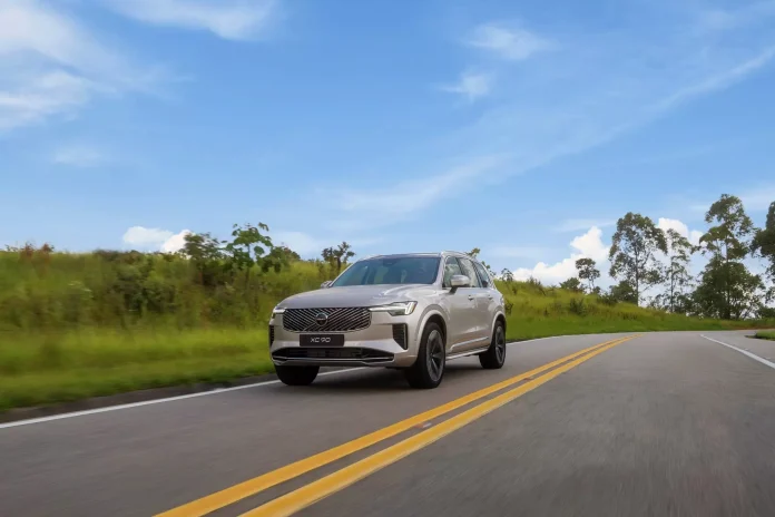 Volvo XC90 de frente na cor cinza