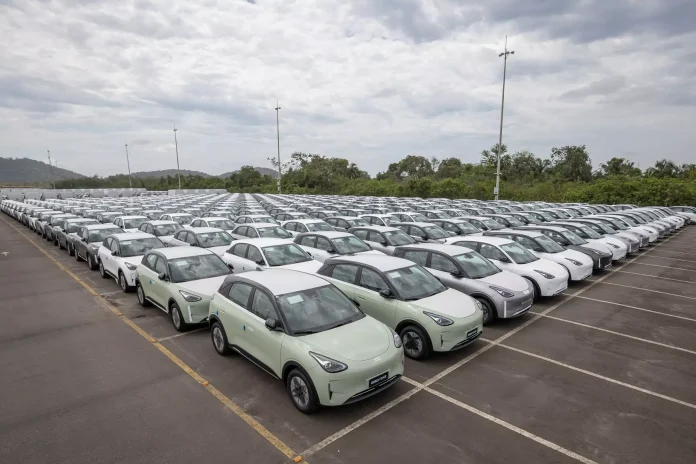O primeiro lote do Geely EX2 já está em solo brasileiro. A Geely Auto confirmou o desembarque do modelo no porto de Paranaguá (PR)