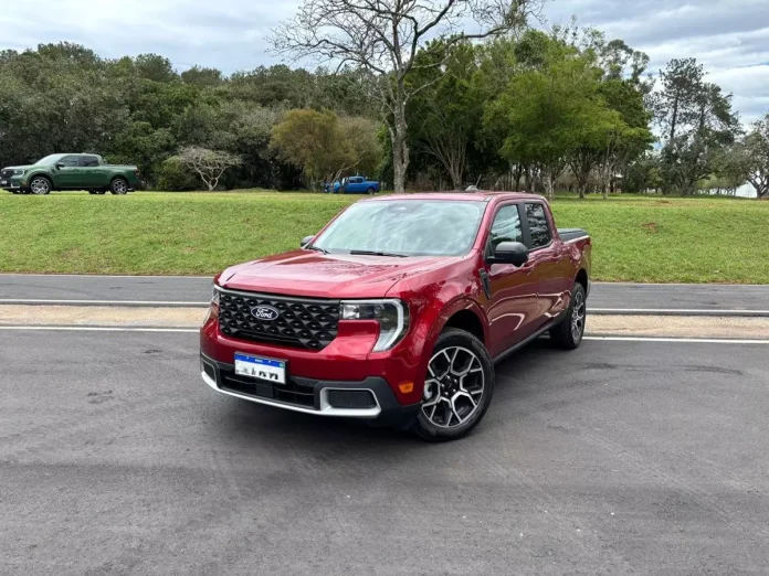 Ford Maverick Lariat Hybrid 2025 de frente na cor vermelha