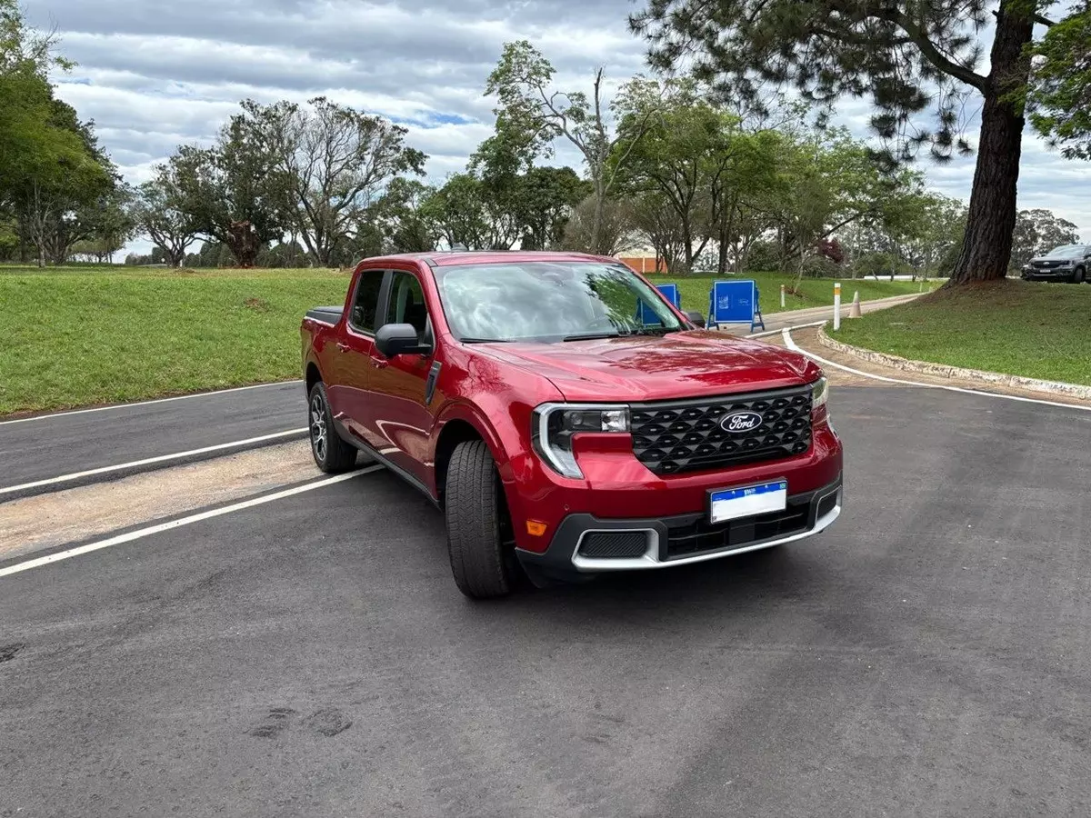 Ford Maverick Lariat Hybrid 2025 de frente na cor vermelha

