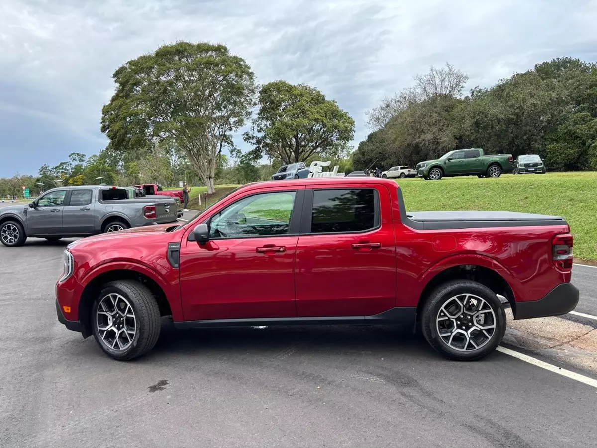 Ford Maverick Lariat Hybrid 2025 de lado na cor vermelha
