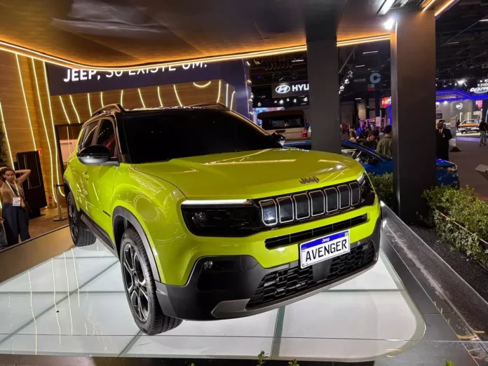 Jeep Avenger 2027 de frente na cor verde