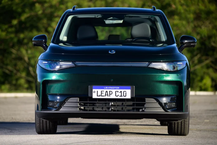 Leapmotor C10 2026 de frente na cor verde