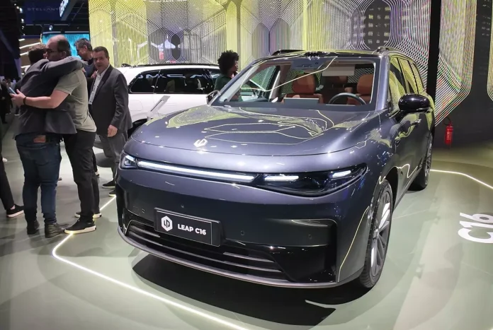Leapmotor C16 de frente na cor cinza no salão do automóvel de são paulo 2025