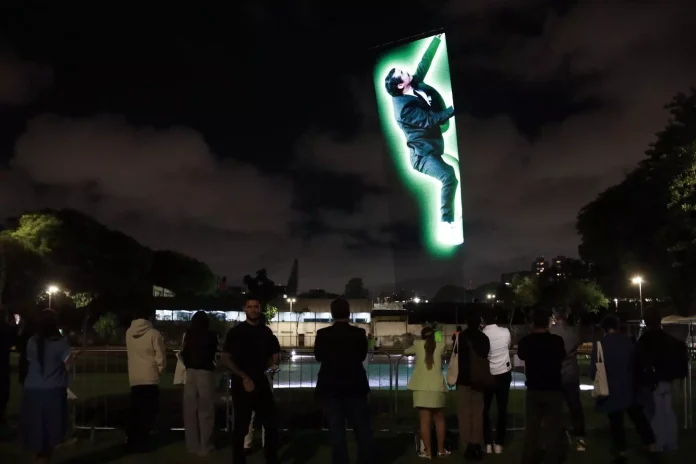 Leapmotor leva tela de LED gigante aos céus de SP em ação inédita para reforçar chegada ao Brasil
