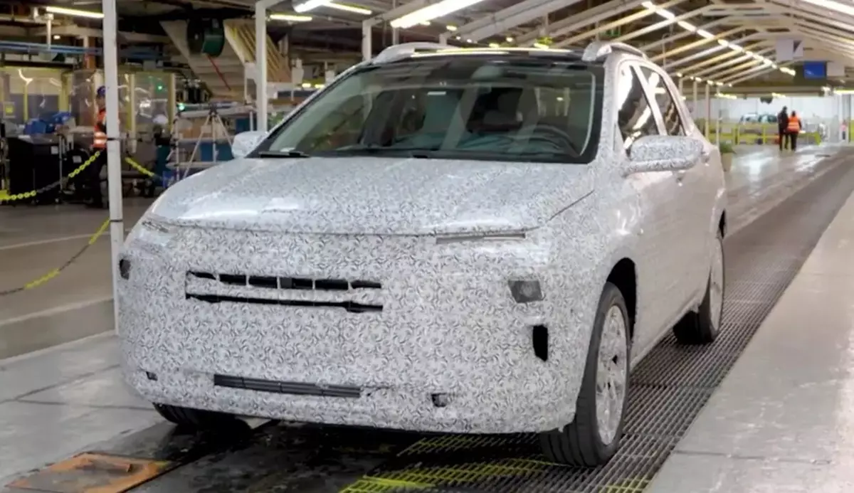  Chevrolet Sonic de frente camuflado
