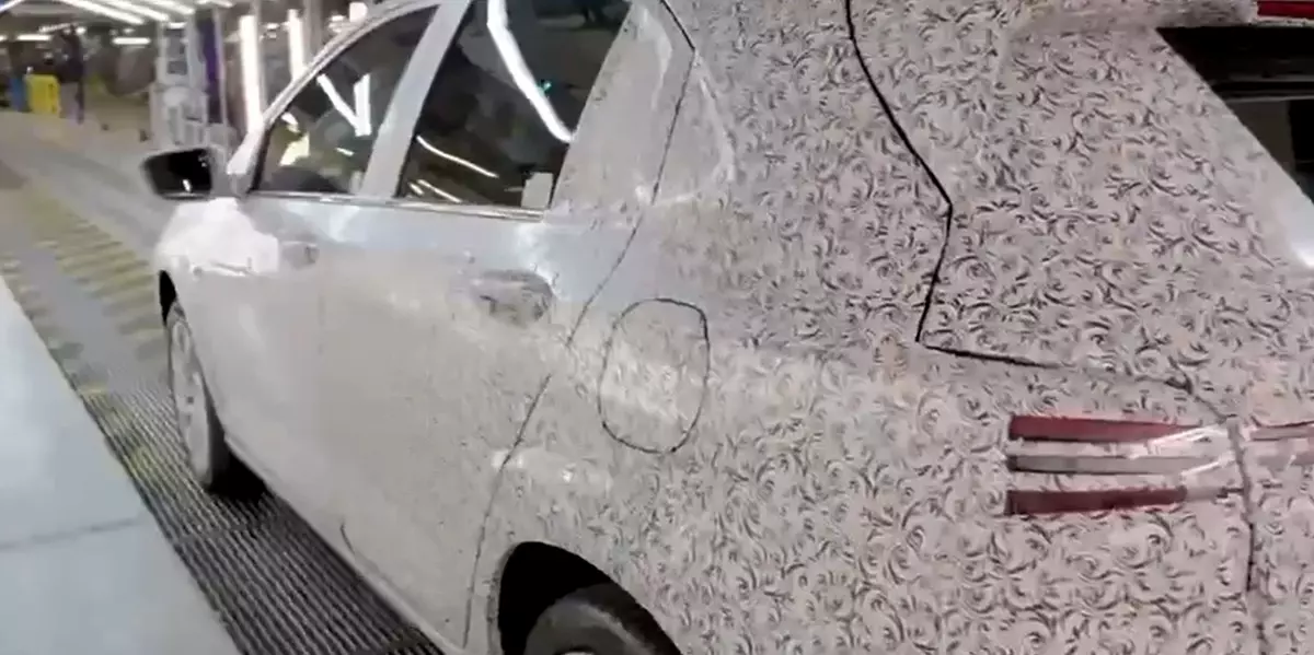 Chevrolet Sonic de traseira camuflado