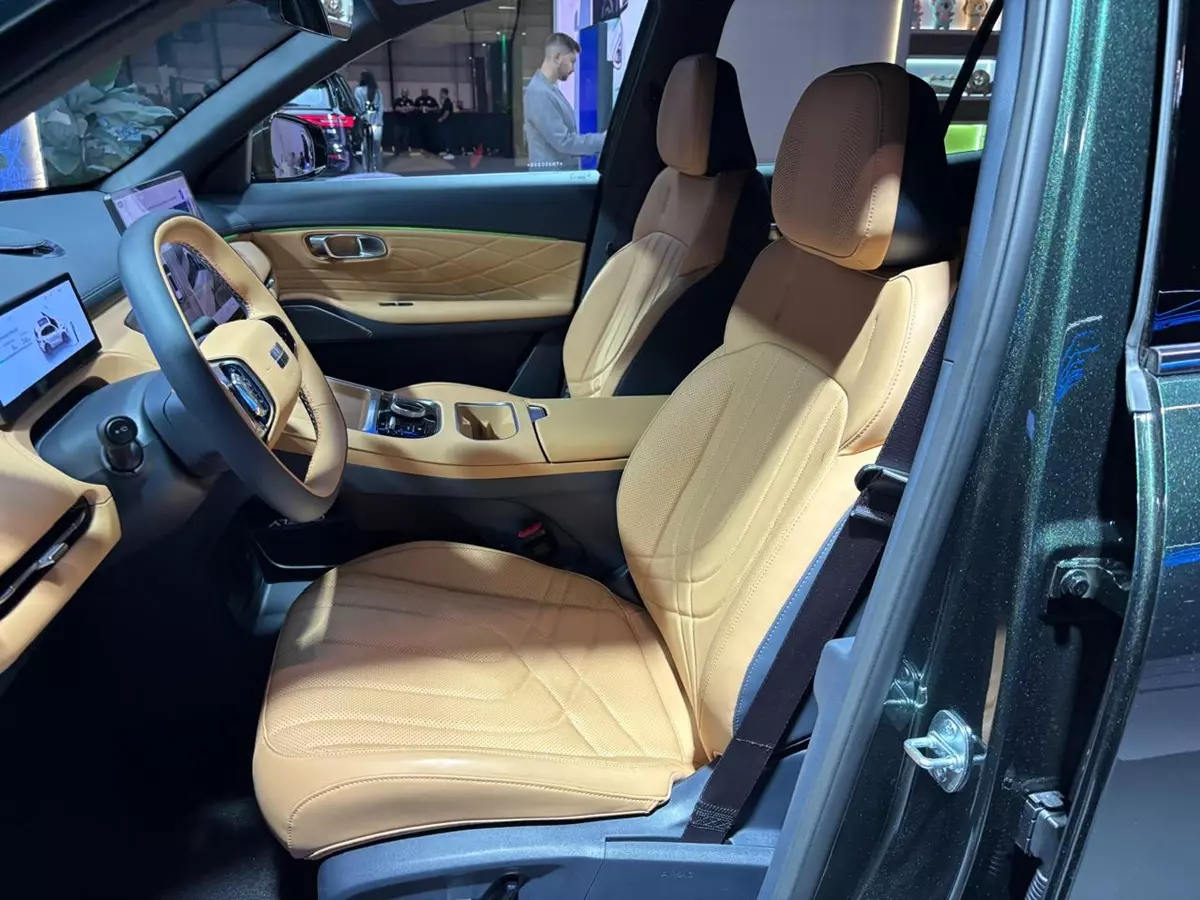 Novo Geely EX5 EM-i