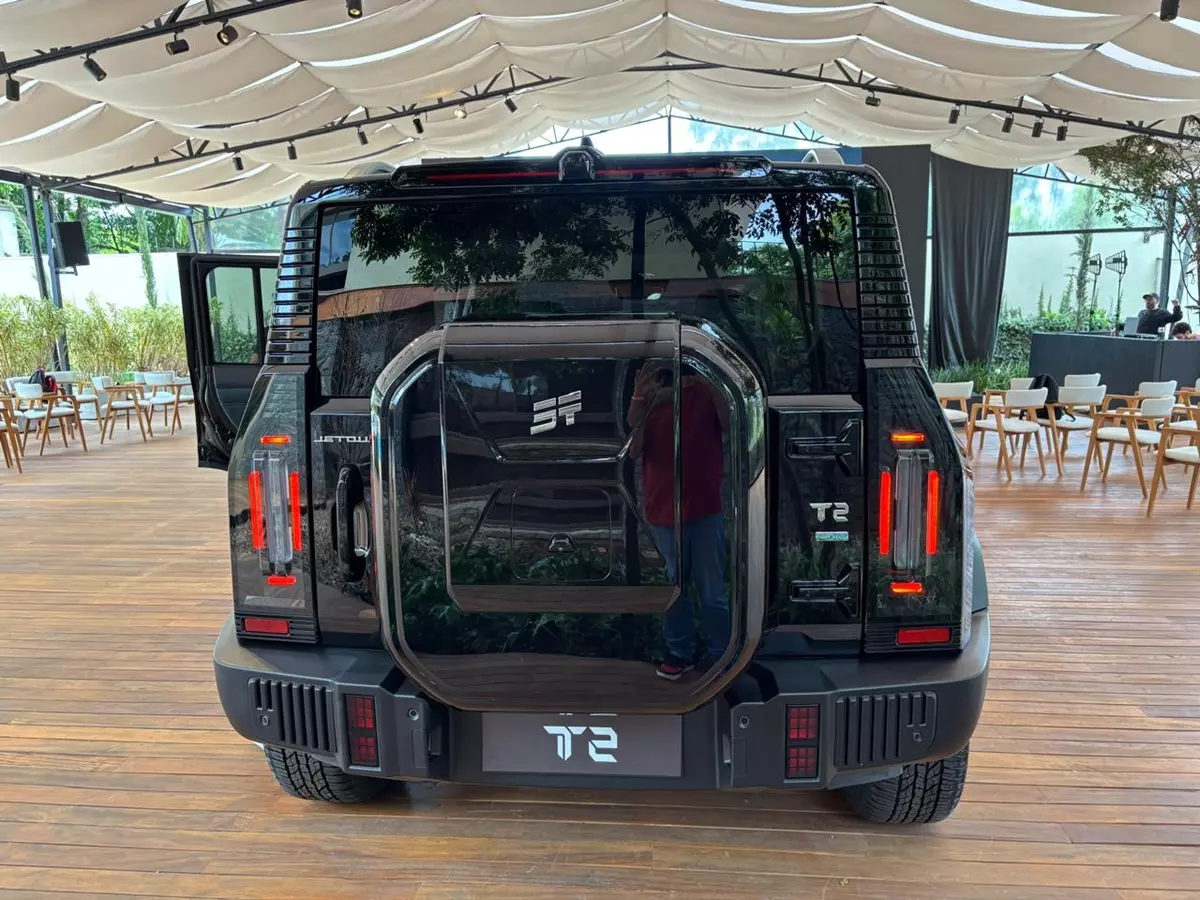 Jetour T2 4x2 2026 de traseira cor preta