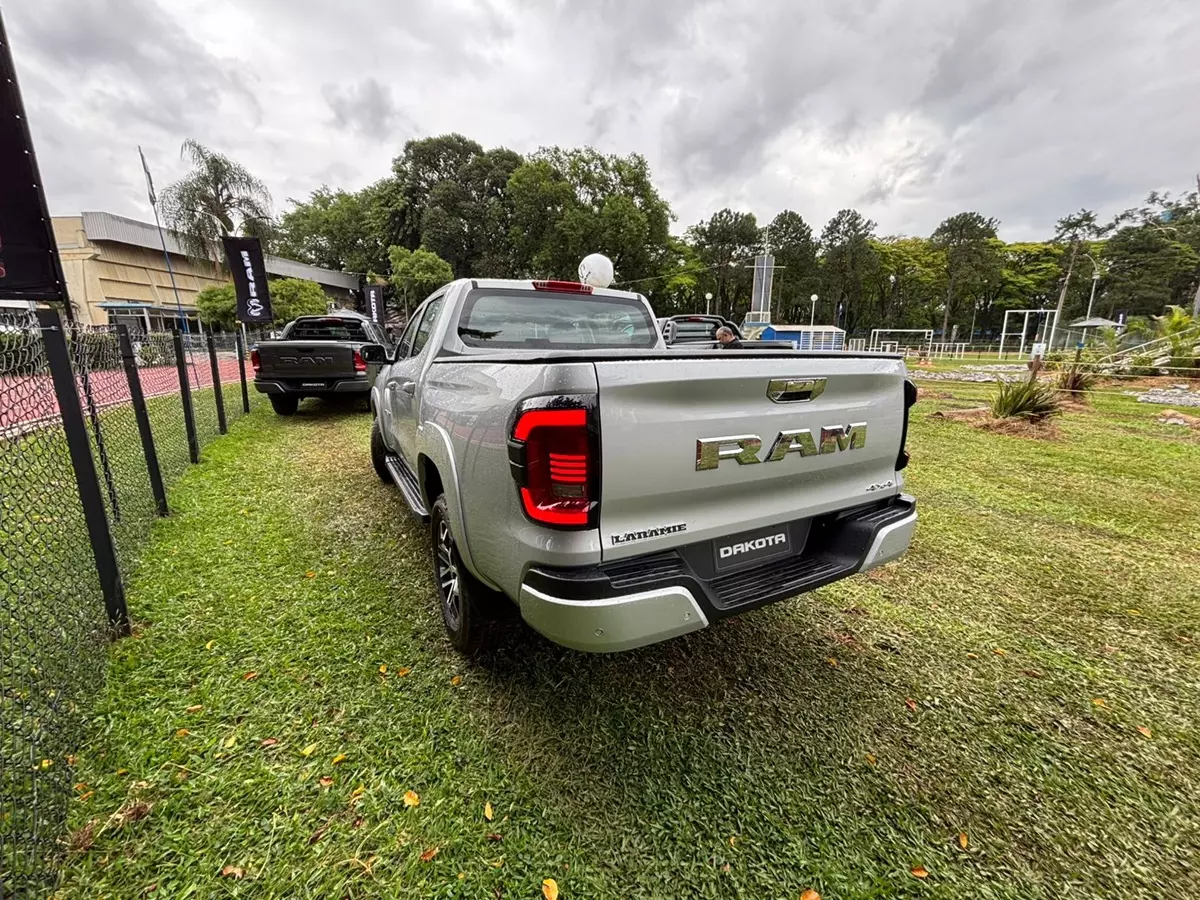 Ram Dakota Laramie 2026 na cor prata de traseira