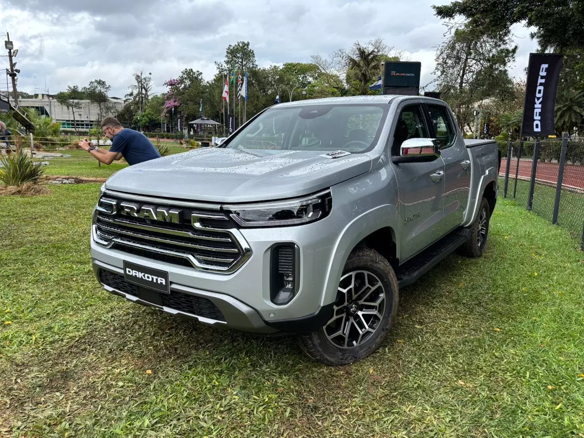 Ram Dakota Laramie 2026 na cor prata