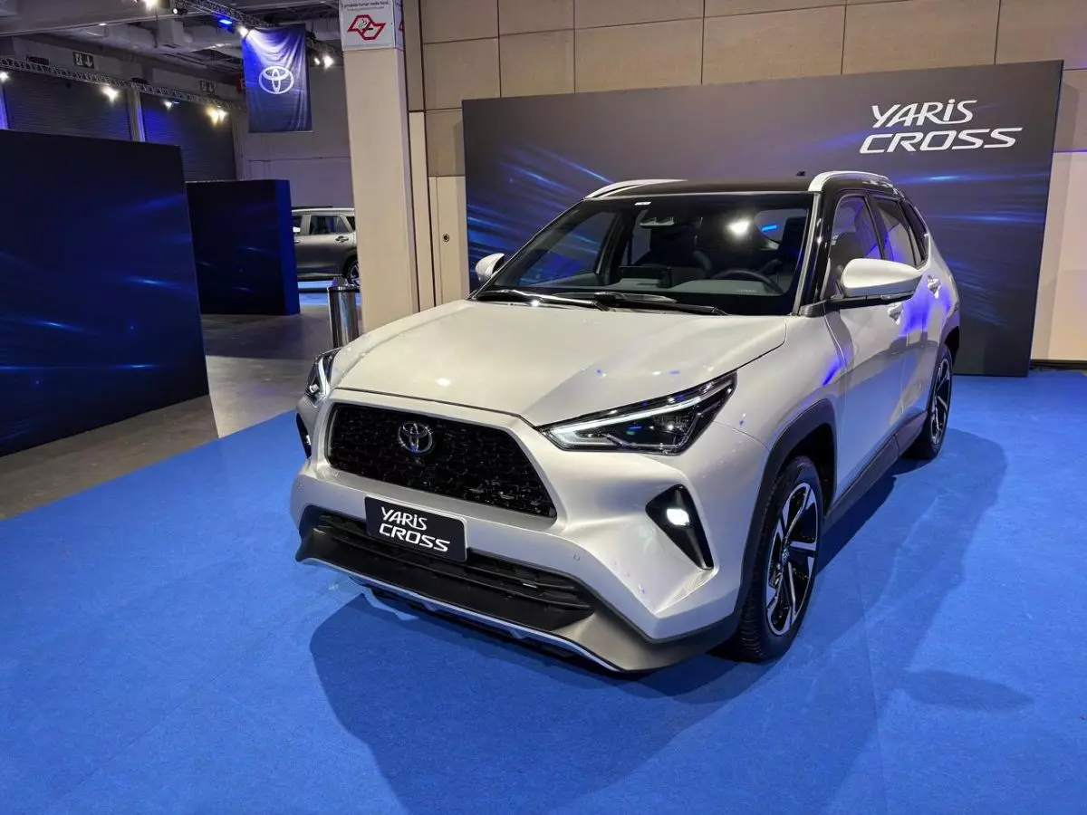  Toyota Yaris Cross XRE 2026 de frente na cor branca