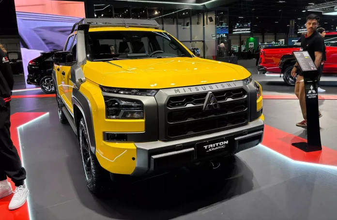 Mitsubishi Triton Savana 2026 de frente na cor amarela
