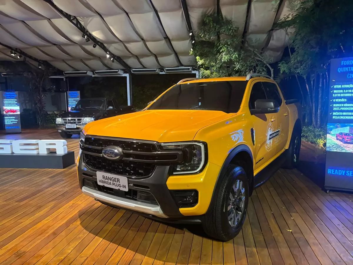Nova Ford Ranger Wildtrak híbrida plug-in flex de frente na cor amarela