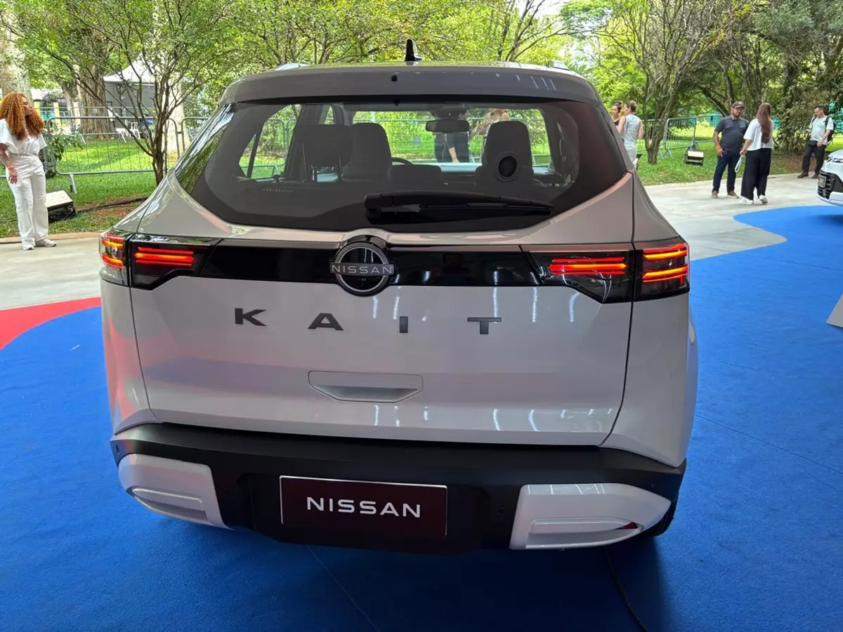 Nissan Kait Exclusive 2026 de traseira na cor branca