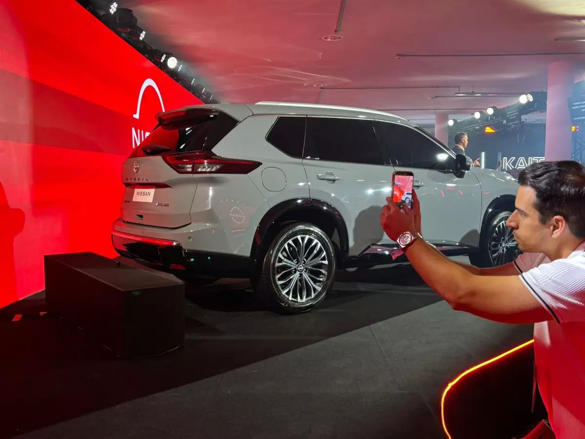 Novo Nissan X-Trail E-Power de traseira na cor cinza