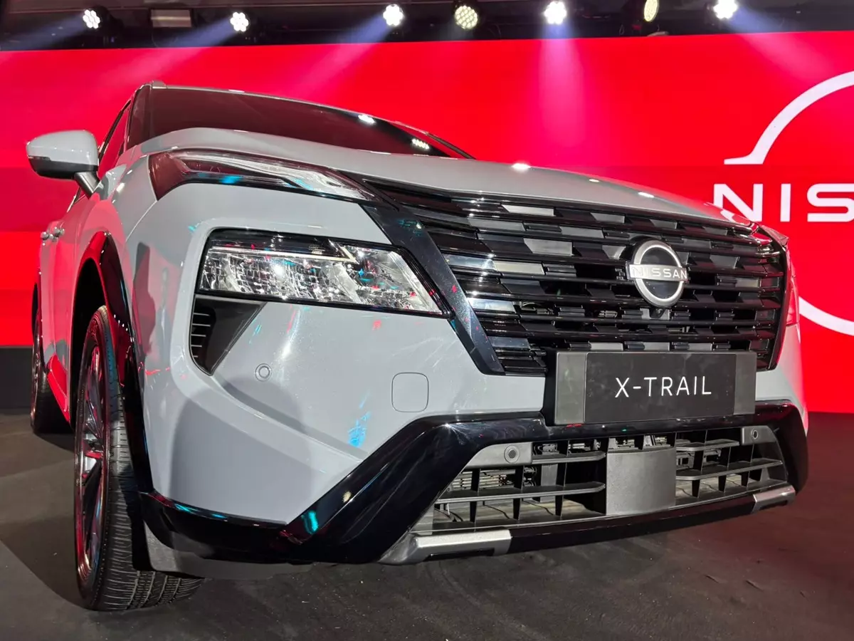 Novo Nissan X-Trail E-Power de frente na cor cinza
