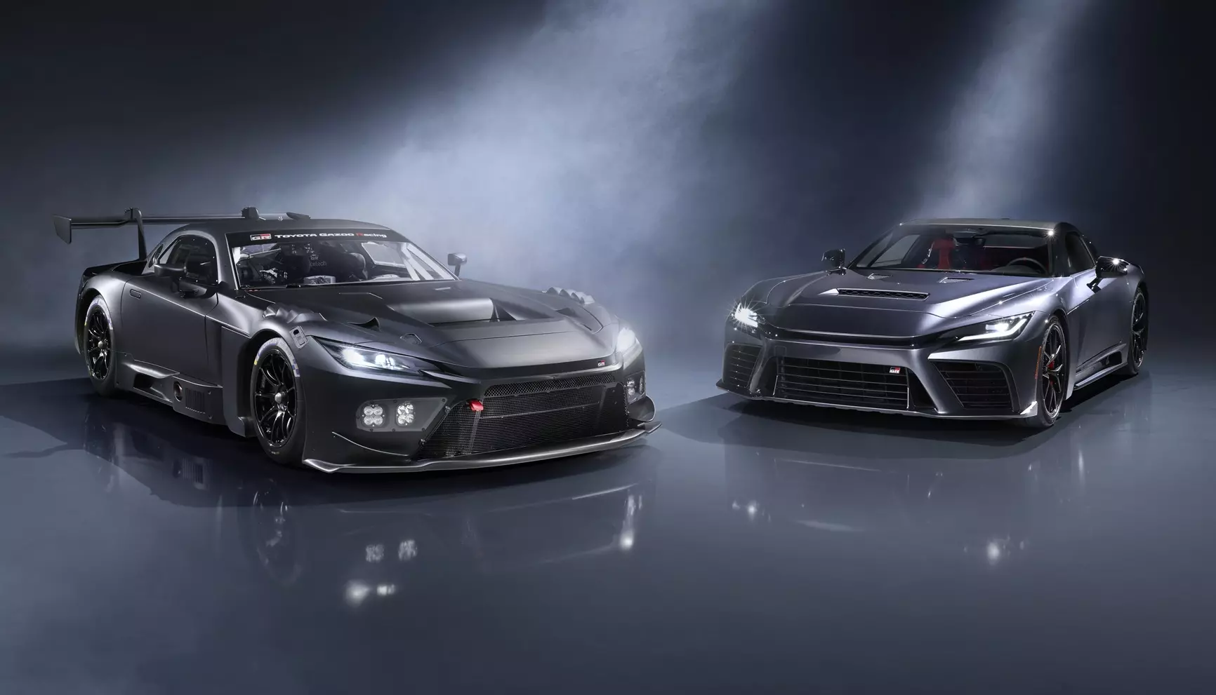 Toyota GR GT e GR GT3 de frente na cor cinza