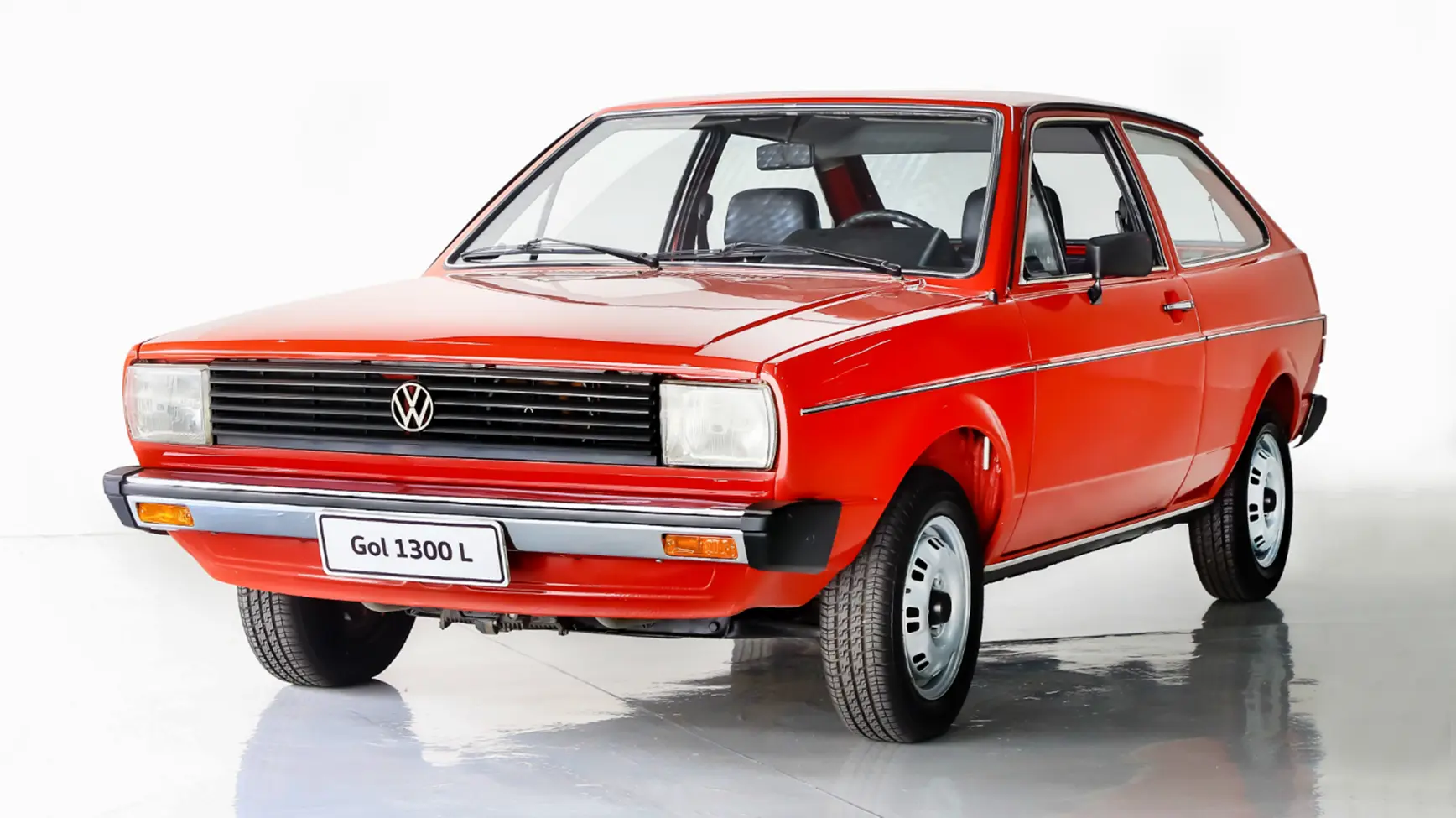 VW Gol 1300 L de frente na cor vermelha