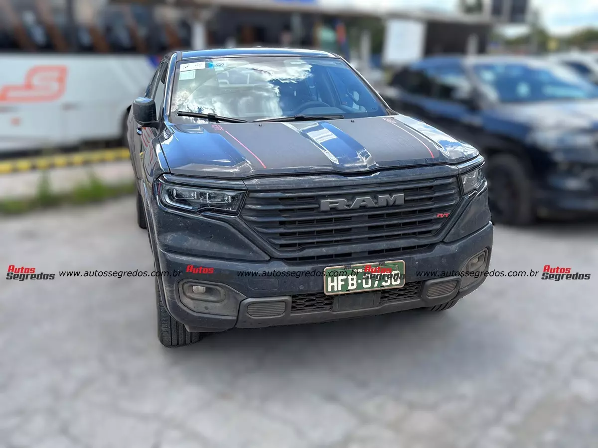 Flagra Ram Rampage RT Flex 2027 de frente na cor Maximum Steel com teto preto