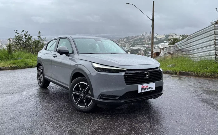 Honda HR-V EXL 1.5 CVT 2026 de frente na cor Cinza Titanium Perolizado