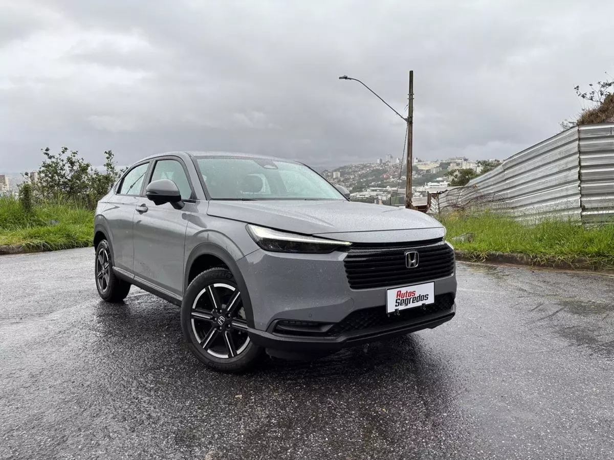 Honda HR-V EXL 1.5 CVT 2026 de frente na cor Cinza Titanium Perolizado
