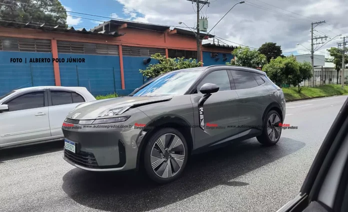 Flagra Link & Co 08 PHEV de frente na cor cinza
