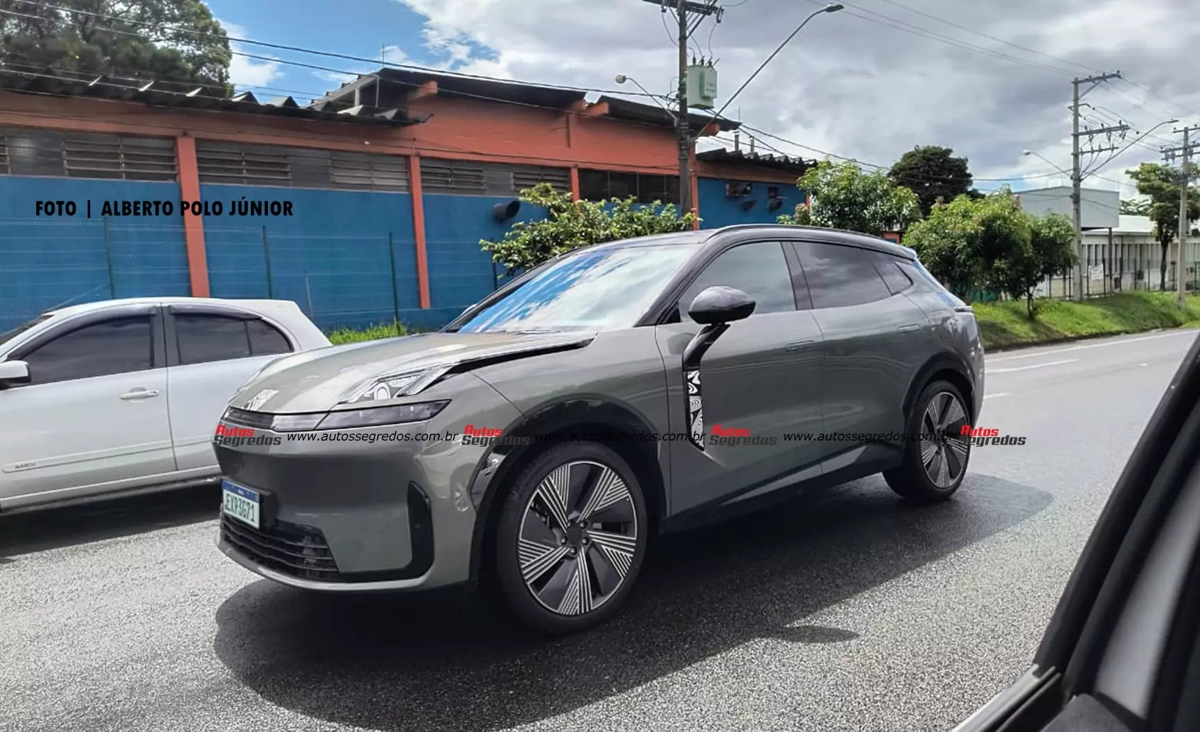 Flagra Link & Co 08 PHEV de frente na cor cinza