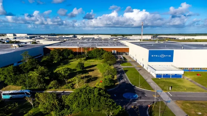 A Stellantis anuncia os próximos passos do programa Bio-Hybrid e confirma o lançamento do primeiro híbrido-leve flex concebido e produzido no Polo Automotivo de Goiana, em Pernambuco, ainda no primeiro semestre no Brasil. O modelo será equipado com a tecnologia MHEV 48V, inédita no lineup da empresa no país.