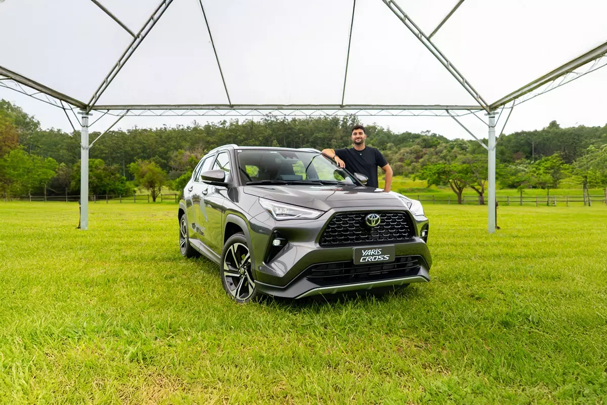 Toyota Yaris Cross Hybrid e o jornalista Eduardo Passos