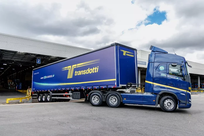 Volvo FH B100 Flex entra na logística da marca e pode cortar 370 toneladas de CO₂ por ano