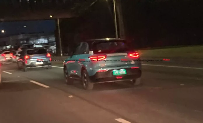 Flagra Geely EX2 nacional