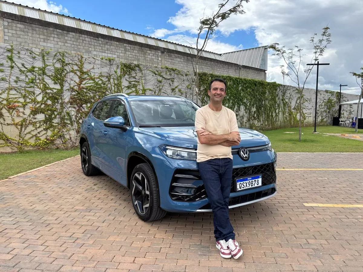 Novo Volkswagen Tiguan R-Line 2026 na cor Azul Pacífico e o jornalista Marlos Ney Vidal