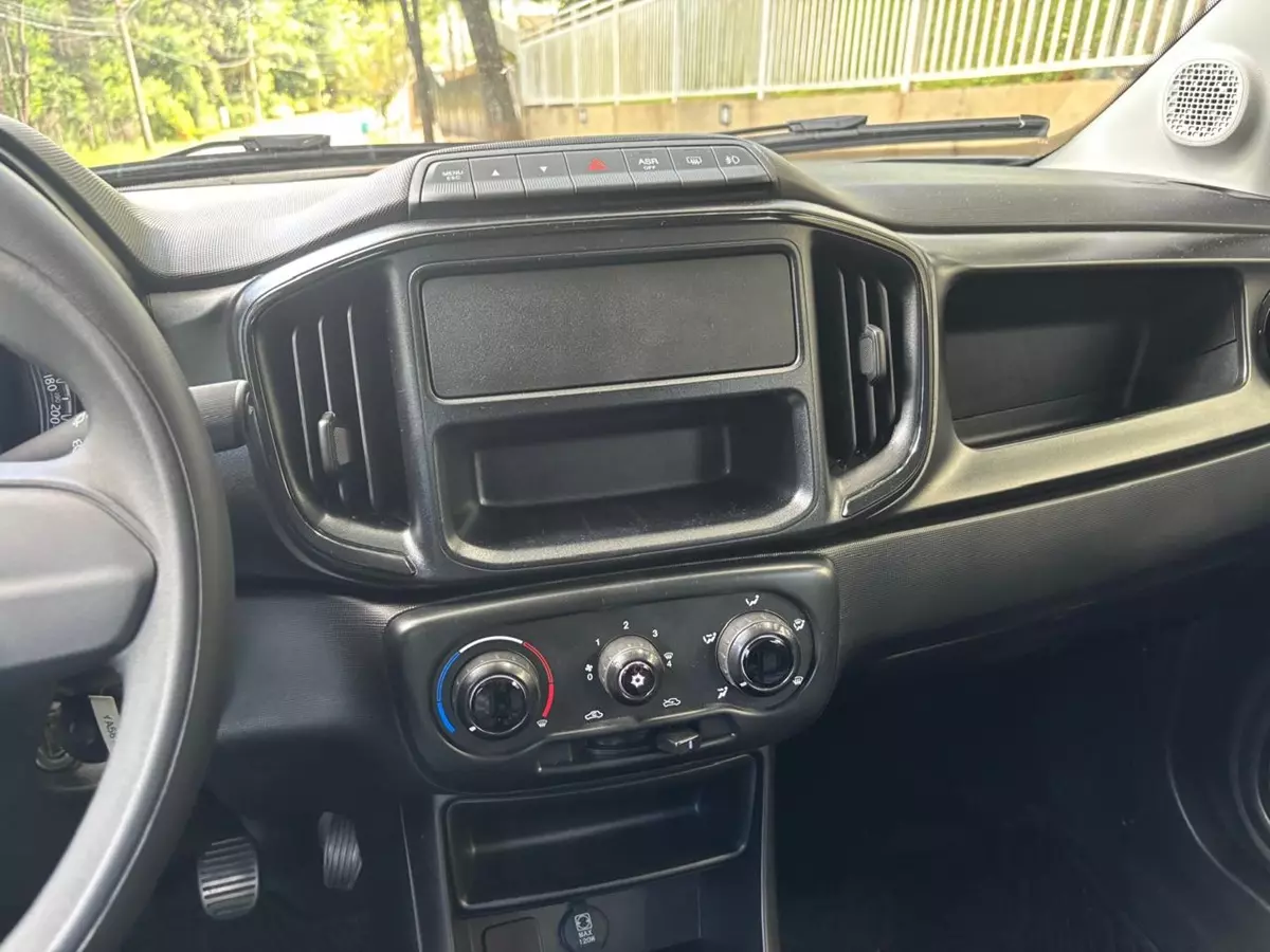 compartimento para instalar rádio no Fiat Mobi Like 2026