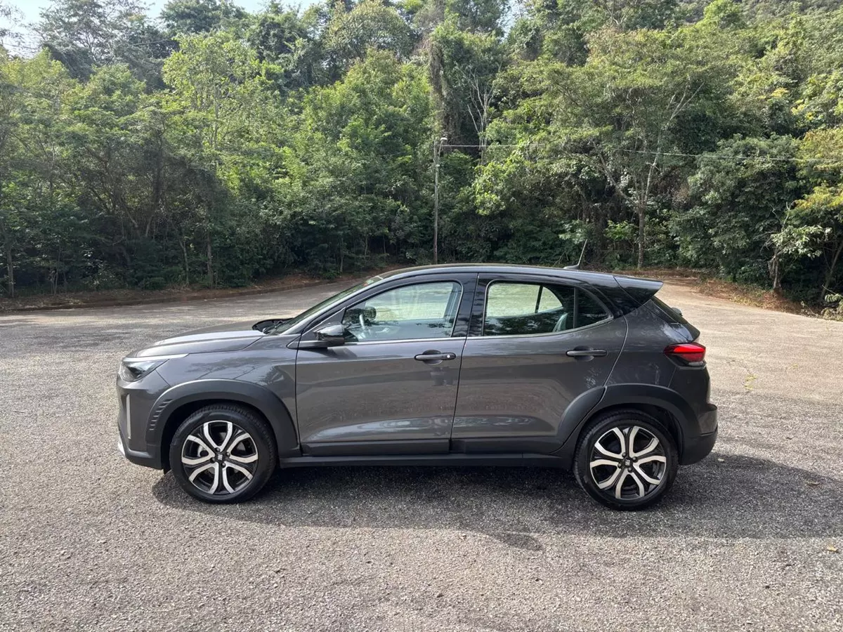 Fiat Pulse Impetus Turbo 200 Hybrid 2026 de lado na cor Cinza Silverstone com teto em preto