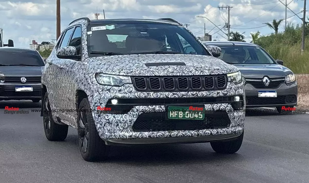 Flagra Jeep Compass 2027 com sistema híbrido leve de 48 volts 