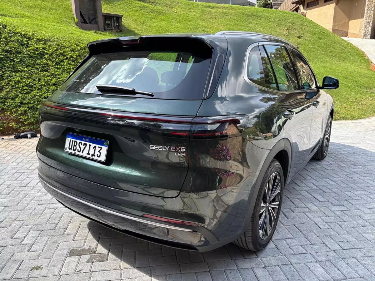Geely EX5 EM-I 2027 de traseira na cor verde